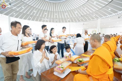 ภาพ No.147779:พิธีถวายภัตตาหารเมนูสวรรค์ ในพรรษาแห่งการเข้าถึงธรรม วันเสาร์ที่ 10 สิงหาคม พ.ศ. 2567 ณ หอฉันคุณยายอาจารย์ฯ วัดพระธรรมกาย