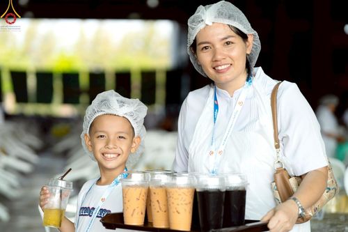 ภาพ No.219305:บรรยากาศการเดินทางเข้าวัดพระธรรมกาย , การต้อนรับปฏิสันถาร , การฉันภัตตาหารเช้า , การลงทะเบียนพระสังฆาธิการ  เนื่องในวันคุ้มครองโลก พิธีถวายมหาสังฆทานคณะสงฆ์ 40,000 กว่าวัดทั่วประเทศ ณ วัดพระธรรมกาย