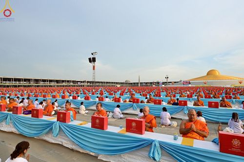 ภาพ No.219609:วันอังคารที่ 22 เมษายน พ.ศ. 2568 พิธีถวายมหาสังฆทานคณะสงฆ์ 40,000 กว่าวัดทั่วประเทศ เนื่องในวันคุ้มครองโลก ณ วัดพระธรรมกาย จ.ปทุมธานี