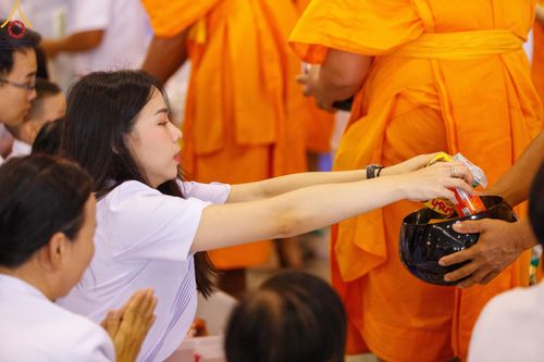 ภาพ No.126545:พิธีตักบาตร ในวันอาทิตย์ต้นเดือนที่ 3 มีนาคม พ.ศ. 2567 ณ บ้านแก้วเรือนทองคุณยายฯ วัดพระธรรมกาย