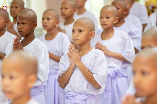 ภาพ No.59151:พิธีปลงผมและแห่นาคธรรมทายาท ในโครงการบรรพชาสามเณร ภาคฤดูร้อน เฉลิมพระเกียรติพระบาทสมเด็จพระเจ้าอยู่หัว เนื่องในโอกาส  พระราชพิธีมหามงคลเฉลิมพระชนมพรรษา 6 รอบ  ปลงผมนาคในวันที่ 21 เมษายน พ.ศ 2567 ณ วัดกลางธนรินทร์ (ธรรมอุทยานบ้านแป้ง)