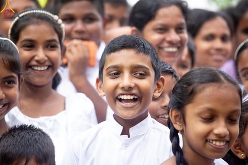 ภาพ No.140714:PhotoStory มหาศรัทธา ธรรมยาตราศรีลังกา EP.4 โครงการสยาม-ลังกา ธรรมยาตรา ฉลองเทศกาลวิสาขบูชาแห่งชาติ ศรีลังกา  บูชาธรรม 80 ปีหลวงพ่อธัมมชโย เส้นทางจาก เมืองดัมบูลลา ไปยัง เมืองมาตะเล  ตั้งแต่วันที่ 17-20 พฤษภาคม พ.ศ. 2567