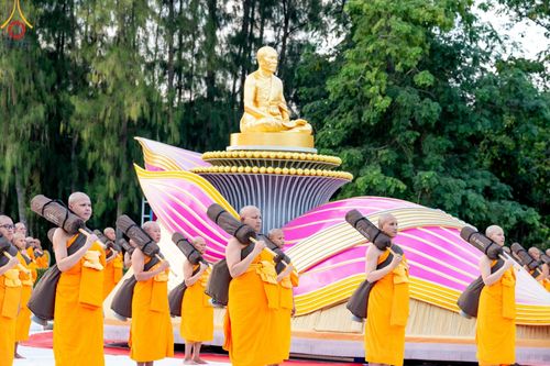 ภาพ No.186955:พระธรรมยาตราปฏิบัติธรรม และถ่ายภาพหมู่ประวัติศาสตร์ ปีที่ 13 ณ ลานทิศตะวันออก มหาวิหารพระมงคลเทพมุนี วัดพระธรรมกาย จ.ปทุมธานี วันเสาร์ที่ 28 ธันวาคม พ.ศ. 2567
