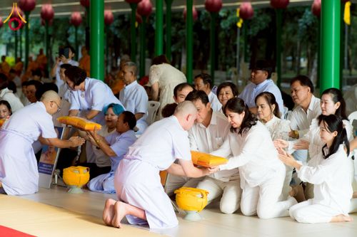 ภาพ No.244717:วันเสาร์ที่ 6 กันยายน พ.ศ. 2568 พิธีขอขมา-รับผ้าไตรของนาคธรรมทายาท โครงการอุปสมบทหมู่บูชาธรรมครบรอบ 108 ปี  วันครูผู้ค้นพบวิชชาธรรมกาย ณ โบสถ์พระไตรปิฎก วัดพระธรรมกาย