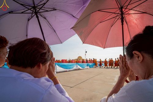 ภาพ No.221590:วันอังคารที่ 22 เมษายน พ.ศ. 2568 ภาพพิธีถวายมหาสังฆทานคณะสงฆ์ 40,000 กว่าวัดทั่วประเทศ เนื่องในวันคุ้มครองโลก ชุดที่ 2 (ปลื้มให้สมการรอคอย) ณ ลานธรรมพระมหาธรรมกายเจดีย์ วัดพระธรรมกาย