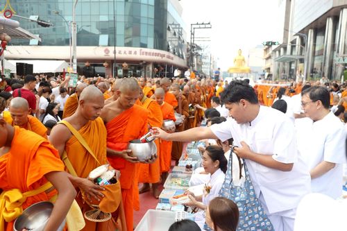 ภาพ No.236959:วันอาทิตย์ที่ 10 สิงหาคม พ.ศ. 2568 มหาสังฆทานครั้งยิ่งใหญ่ ตักบาตรพระ 10,000 รูป ถ.นิพัทธ์อุทิศ 3 ใจกลางนครหาดใหญ่ จ.สงขลา