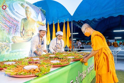ภาพ No.109030:พิธีถวายภัตตาหารเป็นสังฆทาน แด่คณะพระธรรมยาตราฯ ในโครงการธรรมยาตรากตัญญูบูชา มหาปูชนียาจารย์ พระมงคลเทพมุนี(สด จนฺทสโร) พระผู้ปราบมาร อนุสรณ์สถาน 7 แห่ง ปีที่ 12 วันที่ 9 มกราคม พ.ศ. 2567 ณ อนุสรณ์สถานคลองบางนางแท่น  อ.สามพราน จ.นครปฐม