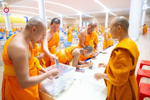 ภาพ No.208814:พระบาทสมเด็จพระเจ้าอยู่หัวทรงพระกรุณาโปรดเกล้าฯ พระราชทานภัตตาหารพระราชทาน แด่พระภิกษุ สามเณร ในการสอบบาลีสนามหลวง ณ วัดพระธรรมกาย วันที่ 22 กุมภาพันธ์ พ.ศ. 2568 ณ วัดพระธรรมกาย อำเภอคลองหลวง จังหวัดปทุมธานี