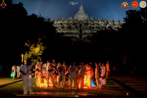 ภาพ No.224771:วันที่ 11 -12 พฤษภาคม พ.ศ. 2568 คณะพระอาจารย์ เจ้าหน้าที่ อาสาสมัคร นักศึกษา ทั้งชาวอินโดนีเซีย และชาวไทย ร่วมแรงร่วมใจ เตรียมงาน เก็บงาน ในวันวิสาขบูชา ณ พระมหาเจดีย์บรมพุทโธ ประเทศอินโดนีเซีย