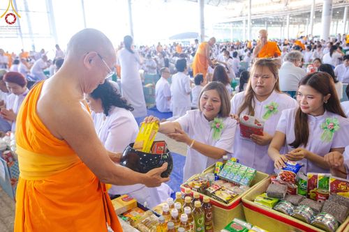 ภาพ No.167522:พิธีตักบาตรและพิธีบูชาข้าวพระ ในวันอาทิตย์ที่ 3 พฤศจิกายน พ.ศ. 2567 ณ วัดพระธรรมกาย