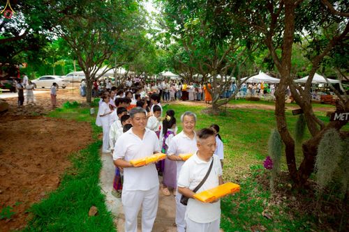 ภาพ No.234243:พิธีมุทิตาสักการะ "พระสิริรัตนเมธี" เจ้าคณะจังหวัดเลย ,พิธีถวายไทยธรรม ๙ วัด และพิธีทอดผ้าป่าเพื่อสร้างทุกสิ่ง  ในวาระทำบุญครบรอบ ๑๐ ปี ณ ศูนย์ปฏิบัติธรรมแก้วภูเรือ อ.ภูเรือ จ.เลย