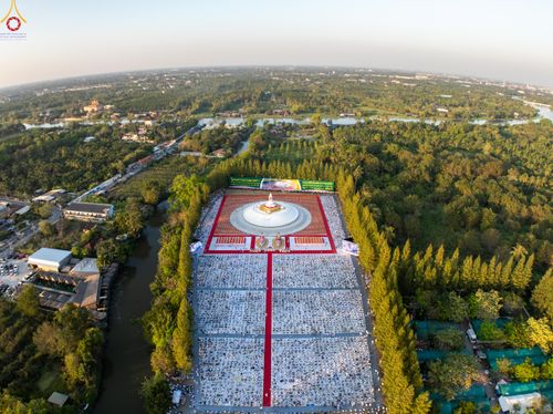 ภาพ No.292013:วันที่ 10 มกราคม พ.ศ. 2569 พิธีจุดประทีปถวายเป็นพุทธบูชา และบูชาธรรมมหาปูชนียาจารย์  ณ อนุสรณ์สถานคลองบางนางแท่น อ.สามพราน จ.นครปฐม ในโครงการธรรมยาตรา กตัญญูบูชา มหาปูชนียาจารย์ พระมงคลเทพมุนี(สด จนฺทสโร) พระผู้ปราบมาร อนุสรณ์สถาน 7 แห่ง ปีที่ 14