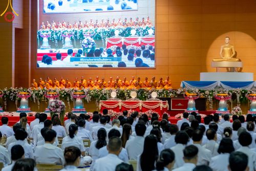 ภาพ No.86261:วันธรรมชัย ปีที่ 55 พิธีทอดผ้าป่ากฐินสมทบครั้งที่1, พิธีเจริญพุทธมนต์ ลูกนิมิตมหาสมบัติฯ พิธีจุดประทีป,พิธีฉลองชัยสวดมนต์บทธัมมจักกัปปวัตนสูตร วันอาทิตย์ที่ 27 สิงหาคม พ.ศ.2566 ณ สภาธรรมกายสากล / มหารัตนวิหารคด วัดพระธรรมกาย