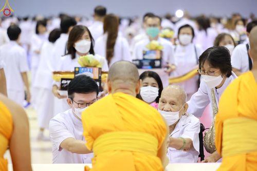 ภาพ No.84513:พิธีถวายผ้าอาบน้ำฝนและประทีปโคมไฟ ในวันอาสาฬหบูชา ณ ห้องแก้วสารพัดนึก 1 วัดพระธรรมกาย วันอังคารที่ 1 สิงหาคม พ.ศ. 2566