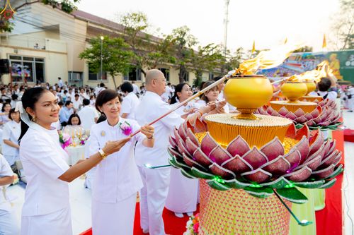 ภาพ No.297023:วันที่ 17 มกราคม พ.ศ. 2569 พิธีจุดประทีปถวายเป็นพุทธบูชา และบูชาธรรมมหาปูชนียาจารย์ (ภาพชุดที่ 2) ณ วัดโบสถ์บน ต.บางคูเวียง จ.นนทบุรี อนุสรณ์สถานลำดับที่ 4 สถานที่เกิดด้วยกายธรรม ในโครงการธรรมยาตรา กตัญญูบูชา มหาปูชนียาจารย์ พระมงคลเทพมุนี(สด จนฺทสโร) พร