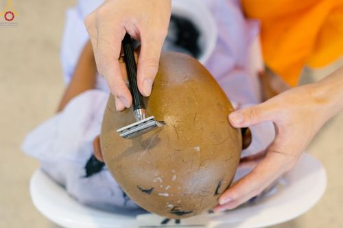 ภาพ No.78770:พิธีปลงผมนาคธรรมทายาท โครงการอบรมยุวธรรมทายาท มัชฌิมธรรมทายาท และธรรมทายาทรุ่นอุดมศึกษา ณ สภาธรรมกายสากล วัดพระธรรมกาย วันเสาร์ที่ 1 เมษายน พ.ศ. 2566