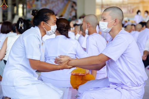 ภาพ No.79383:พิธีขอขมา มอบบาตรและผ้าไตร ในโครงการบรรพชาสามเณรฟื้นฟูพระพุทธศาสนาทั่วไทย โครงการอบรมยุวธรรมทายาท มัชฌิมธรรมทายาท และธรรมทายาทรุ่นอุดมศึกษา ณ สภาธรรมกายสากล วัดพระธรรมกาย วันเสาร์ที่ 1 เมษายน พ.ศ. 2566