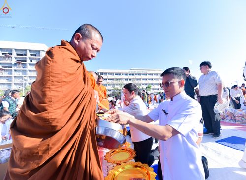 ภาพ No.280246:วันอังคารที่ ๓๐ ธันวาคม พ.ศ. ๒๕๖๘ พิธีตักบาตรพระ ๑,๐๖๙ รูป จังหวัดกาฬสินธุ์   ณ บริเวณสนามหน้าศาลากลาง จังหวัดกาฬสินธุ์ (หลังเก่า)