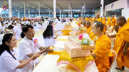 ภาพ No.303115:วันที่ 26 มกราคม พ.ศ. 2569 พิธีถวายภัตตาหารเป็นสังฆทาน แด่พระธรรมยาตรา ณ วัดพระธรรมกาย  จังหวัดปทุมธานี ในโครงการธรรมยาตรา กตัญญูบูชา มหาปูชนียาจารย์ พระมงคลเทพมุนี(สด จนฺทสโร) พระผู้ปราบมาร อนุสรณ์สถาน 7 แห่ง ปีที่ 14