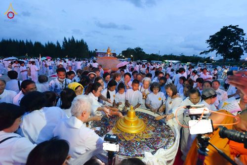 ภาพ No.346666:วันอาทิตย์ที่ 30 สิงหาคม พ.ศ.2569 พิธีทอดผ้าป่า สวดธรรมจักรกัปปวัตนสูตรกลั่นแผ่นดินโปรยรัตนชาติ  สถาปนาองค์พระเจดีย์เพื่อสร้างสันติภาพโลก  ณ ศูนย์ปฏิบัติธรรมพนมสารคาม (เพชรตะวัน) จังหวัดฉะเชิงเทรา