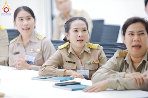 ภาพ No.311598:วันจันทร์ที่ 23 กุมภาพันธ์ พ.ศ. 2569 เปิดโลกทัศน์ผู้บริหารสถานศึกษายุคใหม่ เรียนรู้ต้นแบบการพัฒนาคนผ่านพลัง “บวร–V-Star” ผู้เข้ารับการพัฒนาตามโครงการ สพฐ. ศึกษาดูงานวัดพระธรรมกาย เสริมภาวะผู้นำคุณธรรมสู่การบริหารโรงเรียนอย่างยั่งยืน ณ อาคาร 100 ปี คุณยาย