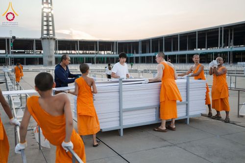 ภาพ No.326441:วันที่ 26 -27 เมษาบน พ.ศ.2569 การเก็บงานแผ่นหน้าโต๊ะที่ลานธรรม งานถวายมหาสังฆทาน 40,000 กว่าวัดทั่วประเทศ ณ ลานธรรม วัดพระธรรมกาย