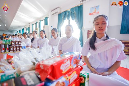 ภาพ No.283518:วันอาทิตย์ที่ 21 ธันวาคม  2568 พิธีบิณฑบาตฉลองสามเณรใหม่ ประเทศอินโดนีเซีย