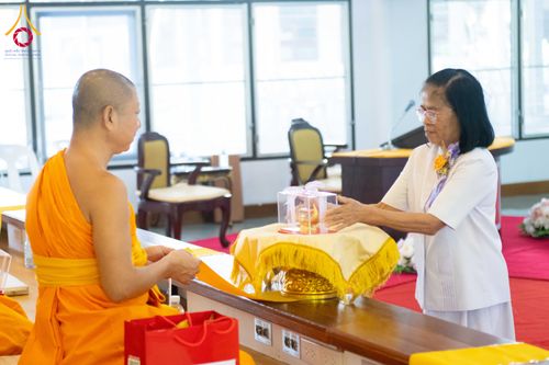 ภาพ No.278488:วันพุธที่ 10 ธันวาคม พ.ศ.2568  พิธีทอดผ้าป่าเพื่อสนับสนุนโครงการตักบาตรพระ 10,000 รูป เมืองกาญจนบุรี ณ อาคารปลูกศรัทธา วัดพระธรรมกาย