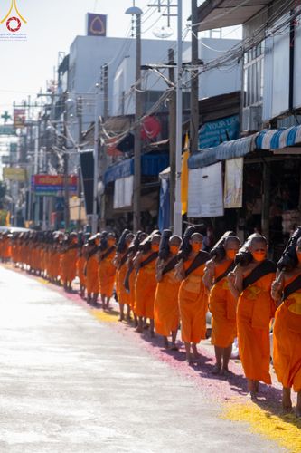 ภาพ No.105670:พิธีต้อนรับพระธรรมยาตรา ในโครงการธรรมยาตรากตัญญูบูชา มหาปูชนียาจารย์ พระมงคลเทพมุนี(สด จนฺทสโร) พระผู้ปราบมาร อนุสรณ์สถาน 7 แห่ง ปีที่ 12 วันที่ 3 มกราคม พ.ศ. 2567 ณ อนุสรณ์สถานโลตัสแลนด์ จ.สุพรรณบุรี