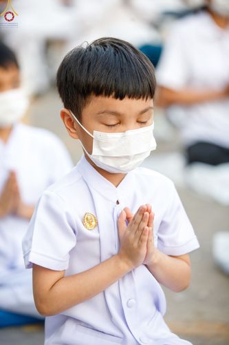 ภาพ No.73259:พิธีจุดประทีปถวายเป็นพุทธบูชา และบูชาธรรมมหาปูชนียาจารย์ ในโครงการธรรมยาตรากตัญญูบูชา มหาปูชนียาจารย์ พระมงคลเทพมุนี(สด จนฺทสโร) พระผู้ปราบมาร ปีที่ 11 ณ อนุสรณ์สถานลำดับที่ 4 สถานที่เกิดด้วยกายธรรม วัดโบสถ์ (บน) บางคูเวียง อ.บางกรวย จ.นนทบุรี วันที่ 21 