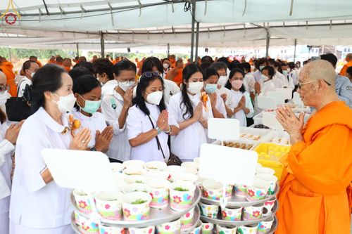 ภาพ No.70397:พิธีถวายภัตตาหารเป็นสังฆทาน แด่คณะพระธรรมยาตราฯ ในโครงการธรรมยาตราฯ ปีที่ 11 ณ อนุสรณ์สถานคลองบางนางแท่น อ.สามพราน จ.นครปฐม วันที่ 12 มกราคม พ.ศ. 2566