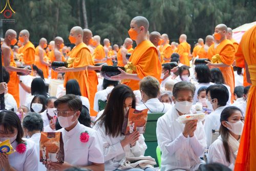 ภาพ No.69603:พิธีตักบาตรพระธรรมยาตราฯ ในโครงการธรรมยาตรากตัญญูบูชา มหาปูชนียาจารย์ พระมงคลเทพมุนี(สด จนฺทสโร) พระผู้ปราบมาร ปีที่ 11 ณ อนุสรณ์สถานลำดับที่ 1 สถานที่เกิดด้วยรูปกายเนื้อ อนุสรณ์สถานมหาวิหารพระมงคลเทพมุนี อ.สองพี่น้อง จ.สุพรรณบุรี
