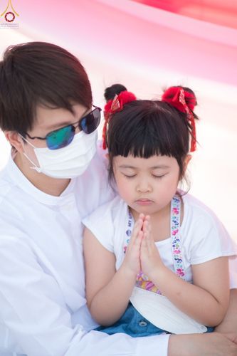 ภาพ No.73403:พิธีจุดประทีปถวายเป็นพุทธบูชา และบูชาธรรมมหาปูชนียาจารย์ ในโครงการธรรมยาตรากตัญญูบูชา มหาปูชนียาจารย์ พระมงคลเทพมุนี(สด จนฺทสโร) พระผู้ปราบมาร ปีที่ 11 ณ อนุสรณ์สถานลำดับที่ 4 สถานที่เกิดด้วยกายธรรม วัดโบสถ์ (บน) บางคูเวียง อ.บางกรวย จ.นนทบุรี วันที่ 21 