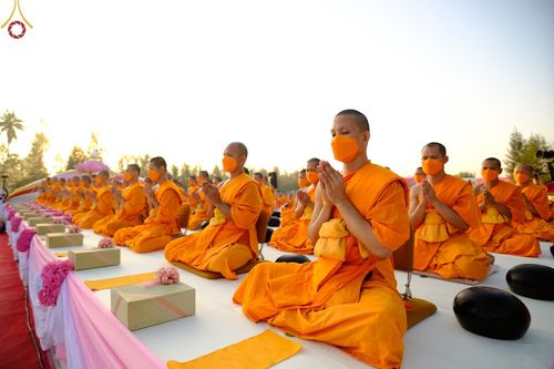 ภาพ No.70541:พิธีตักบาตรพระธรรมยาตราฯ ในโครงการธรรมยาตรากตัญญูบูชา มหาปูชนียาจารย์ พระมงคลเทพมุนี(สด จนฺทสโร) พระผู้ปราบมาร ปีที่ 11 ณ อนุสรณ์สถานลำดับที่ 2 สถานที่ตั้งมโนปณิธานบวชตลอดชีวิต อนุสรณ์สถานคลองบางนางแท่น อ.สามพราน จ.นครปฐม วันที่ 14 มกราคม พ.ศ. 2566