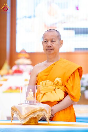 ภาพ No.337999:วันอาทิตย์ต้นเดือน 5 กรกฎาคม พ.ศ.2569 สัมมนาพิเศษ พิธีมอบพระของขวัญ ณ ห้องแก้วสารพัด1 วัดพระธรรมกาย