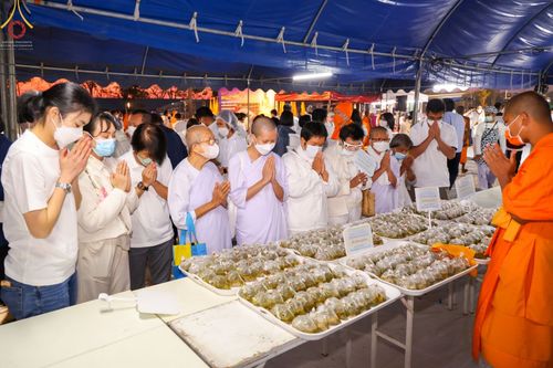 ภาพ No.74399:พิธีถวายภัตตาหารเป็นสังฆทาน แด่คณะพระธรรมยาตราฯ ในโครงการธรรมยาตรากตัญญูบูชา มหาปูชนียาจารย์ พระมงคลเทพมุนี(สด จนฺทสโร) พระผู้ปราบมาร อนุสรณ์สถาน 7 แห่ง ปีที่ 11 วันที่ 26 มกราคม พ.ศ. 2566