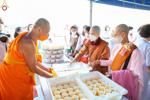 ภาพ No.74013:พิธีถวายภัตตาหารเป็นสังฆทาน แด่คณะพระธรรมยาตราฯ ในโครงการธรรมยาตรากตัญญูบูชา มหาปูชนียาจารย์ พระมงคลเทพมุนี(สด จนฺทสโร) พระผู้ปราบมาร อนุสรณ์สถาน 7 แห่ง ปีที่ 11 วันที่ 24 มกราคม พ.ศ. 2566