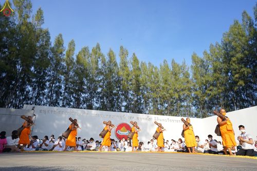 ภาพ No.70850:พิธีต้อนรับพระธรรมยาตรา ในโครงการธรรมยาตรากตัญญูบูชา มหาปูชนียาจารย์ พระมงคลเทพมุนี(สด จนฺทสโร) พระผู้ปราบมาร อนุสรณ์สถาน 7 แห่ง ปีที่ 11 วันที่ 14 มกราคม พ.ศ. 2566 ณ อนุสรณ์สถานลำดับที่ 3 สถานที่เกิดในเพศสมณะ วัดสองพี่น้อง อ.สองพี่น้อง จ.สุพรรณบุรี