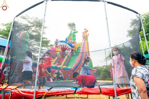 ภาพ No.71269:วัดพระธรรมกาย มูลนิธิธรรมกาย และคณะศิษยานุศิษย์ฯ ร่วมกับ อบต.คลองสาม และภาคีเครือข่ายฯ เปิดตัวสื่อนวัตกรรมพุทธประวัติผ่านแว่น VR สู่โลกเสมือนจริง - จัดแสดงนิทรรศการพลังความดี UG5 POWER เนื่องในงานวันเด็กแห่งชาติ ประจำปี พ.ศ.2566