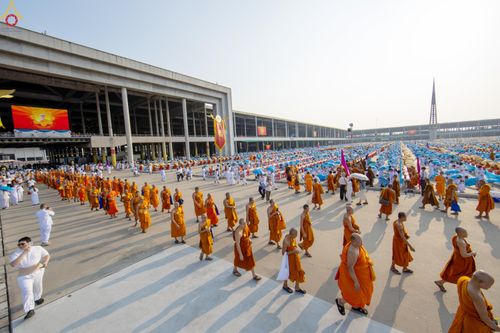 ภาพ No.324452:วันที่ 22 เมษายน พ.ศ.2569 (วันคุ้มครองโลก) งานถวายมหาสังฆทาน 40,000 กว่าวัดทั่วประเทศ บรรยากาศพระสังฆาธิการและสาธุชน  เดินทางเข้าลานธรรม วัดพระธรรมกาย