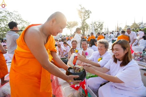 ภาพ No.294504:วันที่ 14 มกราคม พ.ศ. 2569 พิธีตักบาตรพระธรรมยาตรา ณ วัดสองพี่น้อง ต.ต้นตาล อ.สองพี่น้อง จ.สุพรรณบุรี ในโครงการธรรมยาตรา กตัญญูบูชา มหาปูชนียาจารย์ พระมงคลเทพมุนี(สด จนฺทสโร) พระผู้ปราบมาร อนุสรณ์สถาน 7 แห่ง ปีที่ 14