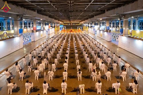 ภาพ No.286760:วันอาสาฬหบูชา วันพฤหัสบดีที่ 10 กรกฏาคม พ.ศ.2568  พิธีเวียนประทักษิณรอบพระมหาธรรมกายเจดีย์ , พิธีฉลองชัยสวดมนต์บทธัมมจักกัปปวัตตนสูตร ครบ 7,520,000,000 จบ ณ มหารัตนวิหารคด วัดพระธรรมกาย