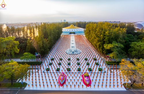 ภาพ No.281631:วันที่ 24 ธันวาคม พ.ศ.2568 พระธรรมยาตรา ปฏิบัติธรรม และถ่ายภาพหมู่ประวัติศาสตร์ ณ ลานหน้ามหาวิหารพระมงคลเทพมุนีฯ วัดพระธรรมกาย