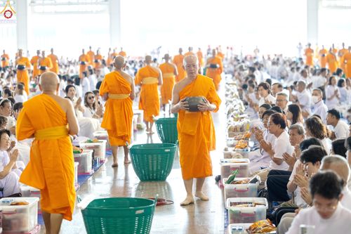ภาพ No.327928:วันที่ 3 พฤษภาคม พ.ศ.2569 พิธีตักบาตร ข้าวสารอาหารแห้ง ณ บ้านแก้วเรือนทองคุณยายอาจารย์ฯ วัดพระธรรมกาย