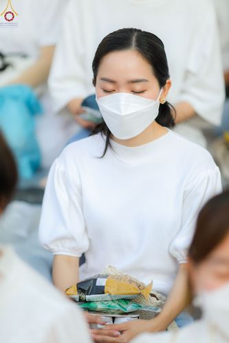 ภาพ No.73565:พิธีตักบาตรพระธรรมยาตราฯ ในโครงการธรรมยาตรากตัญญูบูชา มหาปูชนียาจารย์ พระมงคลเทพมุนี(สด จนฺทสโร) พระผู้ปราบมาร ปีที่ 11 ณ อนุสรณ์สถานลำดับที่ 4 สถานที่เกิดด้วยกายธรรม วัดโบสถ์ (บน) บางคูเวียง อ.บางกรวย จ.นนทบุรี วันที่ 22 มกราคม พ.ศ. 2566