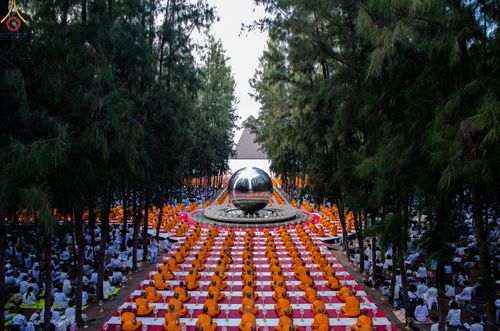 ภาพ No.69462:พิธีจุดประทีปถวายเป็นพุทธบูชา และบูชาธรรมมหาปูชนียาจารย์ ในโครงการธรรมยาตรากตัญญูบูชา มหาปูชนียาจารย์ พระมงคลเทพมุนี(สด จนฺทสโร) พระผู้ปราบมาร ปีที่ 11 ณ อนุสรณ์สถานมหาวิหารพระมงคลเทพมุนี อ.สองพี่น้อง จ.สุพรรณบุรี
