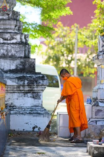 ภาพ No.69175:พระธรรมยาตรา ปฏิบัติศาสนกิจ ทำนุบำรุงศาสนสถาน, สวดธรรมจักร, ปฏิบัติธรรม ร่วมกับชุมชน,นักเรียนเด็กดีวีสตาร์ และร่วมพิธีทอดผ้าป่าบำรุงศาสนสถาน ในโครงการธรรมยาตรากตัญญูบูชา มหาปูชนียาจารย์ พระมงคลเทพมุนี(สด จนฺทสโร) พระผู้ปราบมาร อนุสรณ์สถาน 7 แห่ง ปีที่ 11