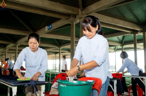 ภาพ No.322392:วันที่ 16 เมษายน พ.ศ.2569 การจัดเตรียมเบาะรองนอน เช็ดทำความสะอาด  เพื่องานถวายมหาสังฆทาน 40,000 กว่าวัดทั่วประเทศ วันคุ้มครองโลก 22 เมษายน พ.ศ.2569 วัดพระธรรมกาย