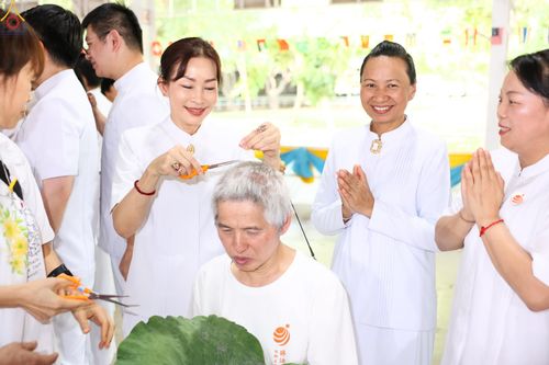 ภาพ No.338289:วันอาทิตย์ที่ 5 กรกฎาคม พศ.2569 พิธีตัดปอยผมธรรมทายาทนานาชาติ IDOP รุ่นที่ 21 จากประเทศจีน มาเลเซีย สิงคโปร์ และไต้หวัน ณ โถงช้าง วัดพระธรรมกาย