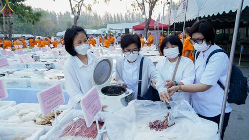 ภาพ No.71791:พิธีถวายภัตตาหารเป็นสังฆทาน แด่คณะพระธรรมยาตราฯ ในโครงการธรรมยาตรากตัญญูบูชา มหาปูชนียาจารย์ พระมงคลเทพมุนี(สด จนฺทสโร) พระผู้ปราบมาร อนุสรณ์สถาน 7 แห่ง ปีที่ 11 วันที่ 17 มกราคม พ.ศ. 2566